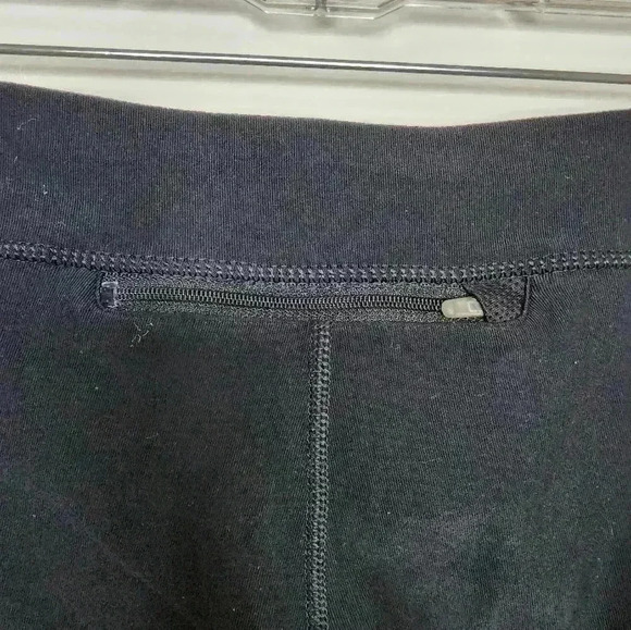 Size Medium Nike Dri-Fit Livestrong Capri's Black / Yellow Logo - Picture 4 of 6